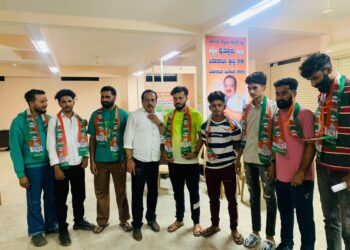 ಪುತ್ತೂರು : ಕಾಂಗ್ರೆಸ್ ಅಭ್ಯರ್ಥಿ ಅಶೋಕ್ ರೈ ನೇತೃತ್ವದಲ್ಲಿ ಎಸ್.ಡಿ.ಪಿ.ಐ ಕಾರ್ಯಕರ್ತರು ಕಾಂಗ್ರೆಸ್ ಸೇರ್ಪಡೆ..!!
