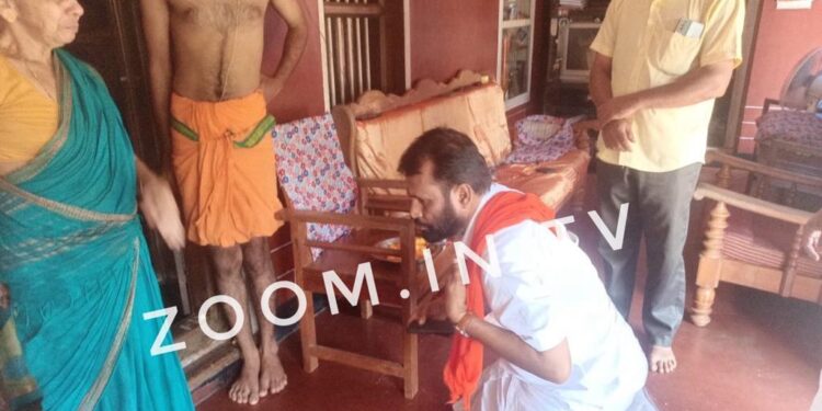 ಪುತ್ತೂರು : ಹಲವು ವರುಷಗಳ ಹಿಂದೆ ಹತ್ಯೆಯಾದ ಸೌಮ್ಯ ಭಟ್ ತಾಯಿಯ ಆಶೀರ್ವಾದ ಪಡೆದ ಅರುಣ್ ಕುಮಾರ್ ಪುತ್ತಿಲ