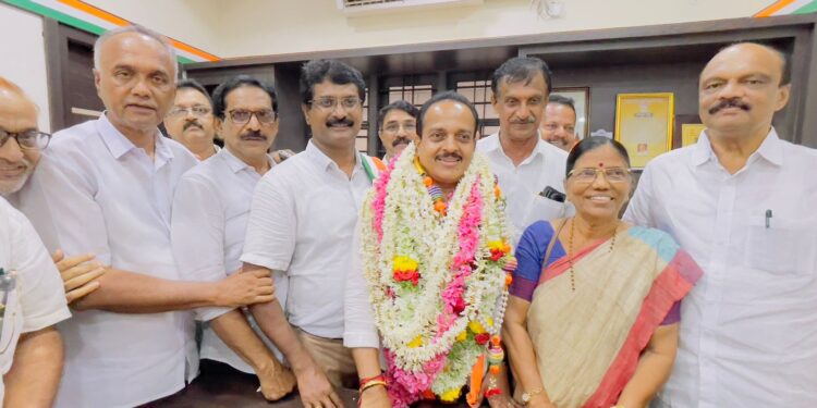 ಪುತ್ತೂರು ವಿಧಾನ ಸಭಾ ಕ್ಷೇತ್ರದಲ್ಲಿ ಜಯಗಳಿಸಿದ ಅಶೋಕ್ ರೈ ರವರಿಗೆ ಜಿಲ್ಲಾ ಕಾಂಗ್ರೆಸ್ ಕಚೇರಿಯಲ್ಲಿ ಅಭಿನಂದನೆ