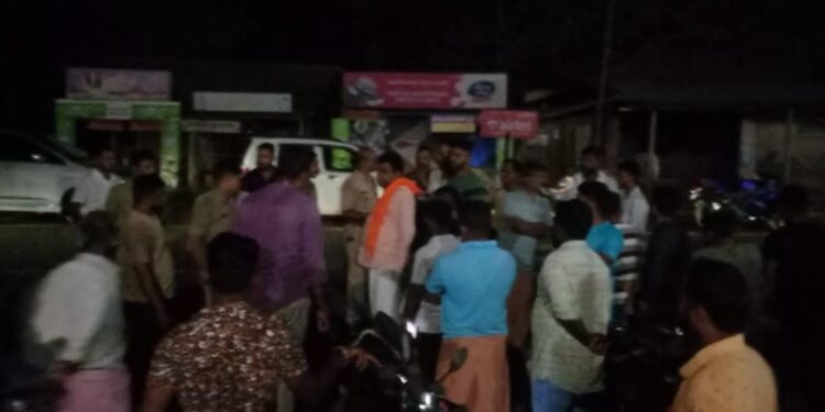 ಕಾವು : ಅರುಣ್ ಪುತ್ತಿಲ ರವರ ಫ್ಲೆಕ್ಸ್ ಗೆ ಕಲ್ಲು ತೂರಾಟ : ಅಭಿಮಾನಿಗಳಿಂದ ಆಕ್ರೋಶ