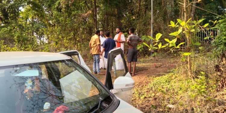 ಮುಕ್ರಂಪಾಡಿ : ಅಪಘಾತಕ್ಕೀಡಾದ ಗಾಯಾಳುಗಳಿಗೆ ಪ್ರಥಮ ಚಿಕಿತ್ಸೆ ನೀಡಿ ತಮ್ಮ ಕಾರಿನಲ್ಲಿಯೇ ಕಳುಹಿಸಿ ಮಾನವೀಯತೆ ಮೆರೆದ ಅರುಣ್ ಪುತ್ತಿಲ