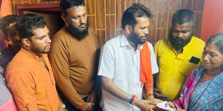 ಕೆಲ ದಿನಗಳ ಹಿಂದೆ ನಿಧನರಾದ ನಿತಿನ್ ರವರ ಕುಟುಂಬಕ್ಕೆ ಹಿಂದೂ ಟೂರಿಸ್ಟ್ ಅಸೋಸಿಯೇಶನ್ ನಿಂದ ಸಹಾಯ ಹಸ್ತ : ಧನಸಹಾಯದ ಚೆಕ್ ನೀಡಿದ ಪುತ್ತಿಲ