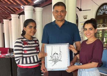 ದ.ಕ. ಜಿಲ್ಲಾಧಿಕಾರಿ ರವಿಕುಮಾರ್ ರವರಿಗೆ ಚಿತ್ರ ಕಲಾಕೃತಿ ನೀಡಿದ ಪುತ್ತೂರಿನ ಖ್ಯಾತ‌ ಚಿತ್ರ ಕಲಾವಿದೆ ಅಧಿತಿ