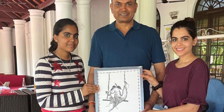 ದ.ಕ. ಜಿಲ್ಲಾಧಿಕಾರಿ ರವಿಕುಮಾರ್ ರವರಿಗೆ ಚಿತ್ರ ಕಲಾಕೃತಿ ನೀಡಿದ ಪುತ್ತೂರಿನ ಖ್ಯಾತ‌ ಚಿತ್ರ ಕಲಾವಿದೆ ಅಧಿತಿ