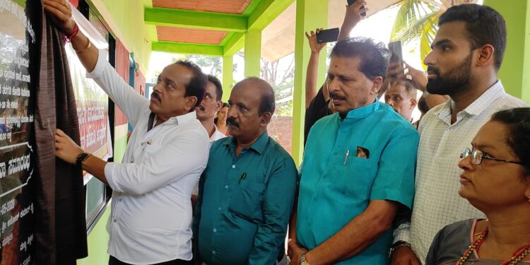 ಹಾರಾಡಿ ಶಾಲಾ ಪ್ರಾರಂಭೋತ್ಸವ ; ನೂತನ ಕಟ್ಟಡ ಉದ್ಘಾಟಿಸಿದ ಶಾಸಕ ಅಶೋಕ್ ರೈ : ಮಾಜಿ ಶಾಸಕ ಮಠಂದೂರು ಸಾಥ್