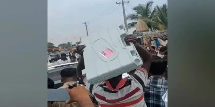 ಮತಯಂತ್ರಗಳನ್ನು ಒಡೆದು ಪುಡಿಪುಡಿ ಮಾಡಿದ ವಿಜಯಪುರ ಗ್ರಾಮಸ್ಥರು..!!