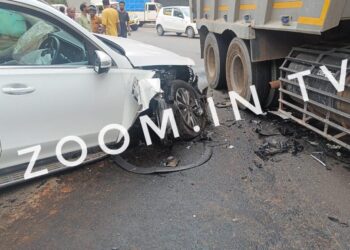 ವಿಟ್ಲ : ಚಂದಳಿಕೆ ತಿರುವಿನಲ್ಲಿ ಹೊಸ ಬೆನ್ಸ್ ಕಾರು ಮತ್ತು ಟಿಪ್ಪರ್ ನಡುವೆ ಡಿಕ್ಕಿ..!!!