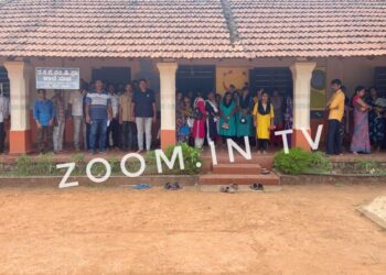 ವೀರಕಂಭ : ಮಜಿ ಸರಕಾರಿ ಶಾಲೆಯಲ್ಲಿ ಗೌರವ ಶಿಕ್ಷಕರಾಗಿದ್ದ ಇಬ್ಬರನ್ನು ಹುದ್ದೆಯಿಂದ ಕೈ ಬಿಟ್ಟ ಆರೋಪ : ಶಾಲೆಯಲ್ಲಿ ಜಮಾಯಿಸಿದ ಮಕ್ಕಳ ಪೋಷಕರು