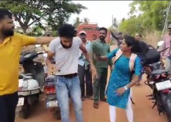 ವಿದ್ಯಾರ್ಥಿನಿ ಜೊತೆ ಅಸಭ್ಯ ವರ್ತನೆ : ವ್ಯಕ್ತಿಗೆ ಬಿತ್ತು ಚಪ್ಪಲಿಯೇಟು..!!!