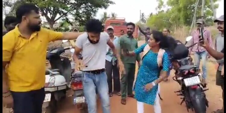 ವಿದ್ಯಾರ್ಥಿನಿ ಜೊತೆ ಅಸಭ್ಯ ವರ್ತನೆ : ವ್ಯಕ್ತಿಗೆ ಬಿತ್ತು ಚಪ್ಪಲಿಯೇಟು..!!!