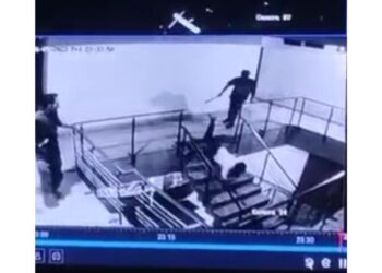 ಪುತ್ತೂರು : ಬಾರೊಂದರ ಬಳಿ ತಲವಾರು ಝಳಪಿಸಿದ  ಯುವಕ : ಓಡುವ ಭರದಲ್ಲಿ ಬಿದ್ದು ಶಾಪಿಂಗ್ ಮಾಲ್ ಸಿಬ್ಬಂದಿಯ ಹಲ್ಲು ಮುರಿತ.!