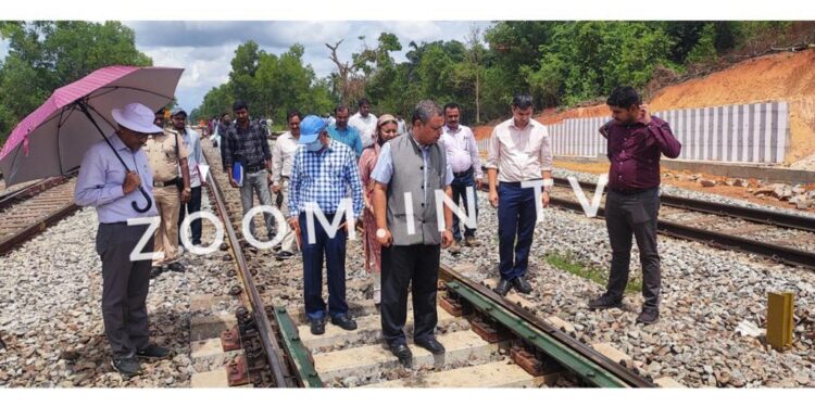 ಪುತ್ತೂರು-ಕಬಕ ರೈಲ್ವೇ ನಿಲ್ದಾಣಕ್ಕೆ ಹುಬ್ಬಳ್ಳಿ ನೈಋತ್ಯ ರೈಲ್ವೇ ಪ್ರಧಾನ ವ್ಯವಸ್ಥಾಪಕ ಸಂಜೀವ ಕಿಶೋರ್ ಭೇಟಿ : ಮಂಗಳೂರಿನಿಂದ ಮೈಸೂರು ಮೂಲಕ ಬೆಂಗಳೂರಿಗೆ ತೆರಳುವ ರೈಲನ್ನು ಹಲವು ಕಡೆ ನಿಲುಗಡೆಗೆ ಮನವಿ