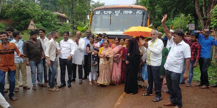 ಮಹಿಳೆಯರಿಗೆ ಬಸ್ ನಲ್ಲಿ ಉಚಿತ ಪ್ರಯಾಣ : ಜಯಪ್ರಕಾಶ್ ಬದಿನಾರು ನೇತೃತ್ವದಲ್ಲಿ ಸೇಡಿಯಾಪಿನಲ್ಲಿ ಸಂಭ್ರಮಾಚರಣೆ