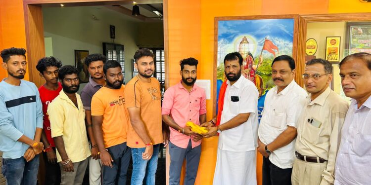 ಪುತ್ತೂರು : ಬ್ಯಾನರ್ ಪ್ರಕರಣದಲ್ಲಿ ಪೊಲೀಸ್ ದೌರ್ಜನ್ಯಕ್ಕೊಳಗಾದ ಹಿಂದೂ ಕಾರ್ಯಕರ್ತರಿಗೆ ಪುತ್ತಿಲ ಪರಿವಾರದ ವತಿಯಿಂದ ಸಹಾಯಧನ