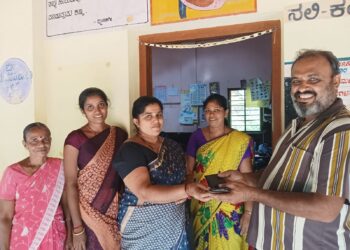 ವಿಟ್ಲ : ರಸ್ತೆಯಲ್ಲಿ ಬಿದ್ದು ಸಿಕ್ಕಿದ ಪರ್ಸ್ ಅನ್ನು ವಾರಸುದಾರರಿಗೆ ಹಿಂತಿರುಗಿಸಿ ಪ್ರಾಮಾಣಿಕತೆ ಮೆರೆದ ಶಿಕ್ಷಕಿ