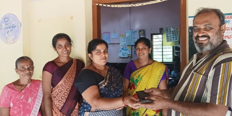 ವಿಟ್ಲ : ರಸ್ತೆಯಲ್ಲಿ ಬಿದ್ದು ಸಿಕ್ಕಿದ ಪರ್ಸ್ ಅನ್ನು ವಾರಸುದಾರರಿಗೆ ಹಿಂತಿರುಗಿಸಿ ಪ್ರಾಮಾಣಿಕತೆ ಮೆರೆದ ಶಿಕ್ಷಕಿ