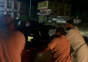 ಸೂರಿಕುಮೇರು ಚರಂಡಿಗೆ ಬಿದ್ದ ಕಾರು : ಮೇಲೆತ್ತಲು ಸಹಾಯ ಮಾಡಿದ ಅರುಣ್ ಕುಮಾರ್ ಪುತ್ತಿಲ