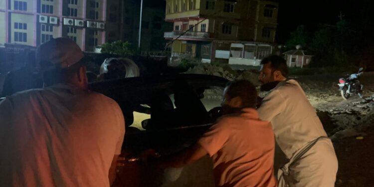 ಸೂರಿಕುಮೇರು ಚರಂಡಿಗೆ ಬಿದ್ದ ಕಾರು : ಮೇಲೆತ್ತಲು ಸಹಾಯ ಮಾಡಿದ ಅರುಣ್ ಕುಮಾರ್ ಪುತ್ತಿಲ