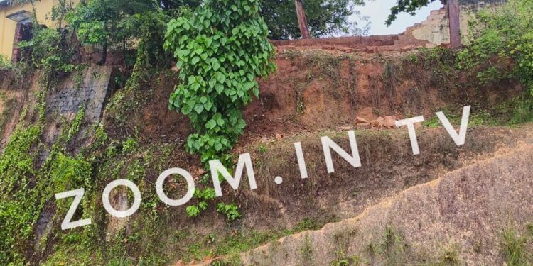 ಕೊಂಬೆಟ್ಟು : ಜೂನಿಯರ್ ಕಾಲೇಜಿನ ಕಾಂಪೌಂಡ್ ಕುಸಿತ..!!