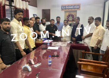 ಪುತ್ತೂರು : ಮಹಾಲಿಂಗೇಶ್ವರ ದೇವಸ್ಥಾನಕ್ಕೆ ಅನ್ಯಮತೀಯರ ಪ್ರವೇಶ : ರಾಜಕೀಯ ವ್ಯಕ್ತಿಗಳ ಜೊತೆ ಹಿಂ.ಧಾ. ಶ್ರದ್ಧಾಕೇಂದ್ರಗಳಿಗೆ ಅನ್ಯಮತೀಯರ ಪ್ರವೇಶ ಸಹಿಸುವುದಿಲ್ಲ – ಹೋರಾಟದ ಎಚ್ಚರಿಕೆ ನೀಡಿದ ಪುತ್ತಿಲ ಪರಿವಾರ