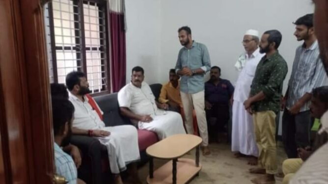 ಹೆರಿಗೆ ವೇಳೆ ಮೃತಪಟ್ಟ ಬಾಣಂತಿ ಮನೆಗೆ ಭೇಟಿ ನೀಡಿದ ಪುತ್ತಿಲ : ಧರ್ಮ ನೋಡದೆ ಕುಟುಂಬಕ್ಕೆ ಸಾಂತ್ವನ