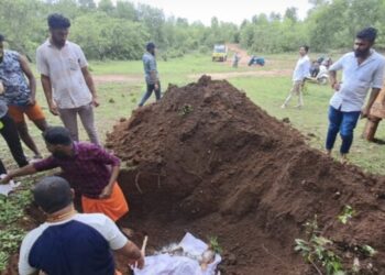 ತೆಂಕಿಲ : ಗುಡ್ಡದಲ್ಲಿ ಅನುಮಾನಸ್ಪದವಾಗಿ ಮೃತಪಟ್ಟ ಸ್ಥಿತಿಯಲ್ಲಿ ಗಂಡು ಕರುವಿನ ಮೃತದೇಹ ಪತ್ತೆ : ವಿ.ಹಿಂ.ಪ ಬಜರಂಗದಳ, ಸ್ಥಳೀಯ ಹಿಂದೂ ಯುವಕರಿಂದ ಅಂತ್ಯ ಸಂಸ್ಕಾರ