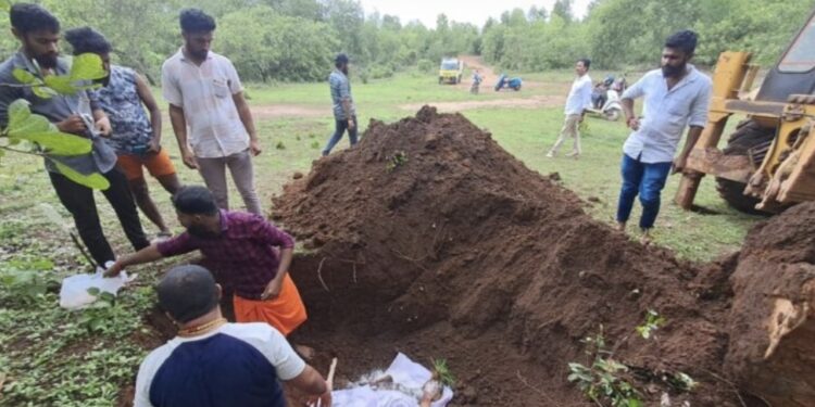 ತೆಂಕಿಲ : ಗುಡ್ಡದಲ್ಲಿ ಅನುಮಾನಸ್ಪದವಾಗಿ ಮೃತಪಟ್ಟ ಸ್ಥಿತಿಯಲ್ಲಿ ಗಂಡು ಕರುವಿನ ಮೃತದೇಹ ಪತ್ತೆ : ವಿ.ಹಿಂ.ಪ ಬಜರಂಗದಳ, ಸ್ಥಳೀಯ ಹಿಂದೂ ಯುವಕರಿಂದ ಅಂತ್ಯ ಸಂಸ್ಕಾರ
