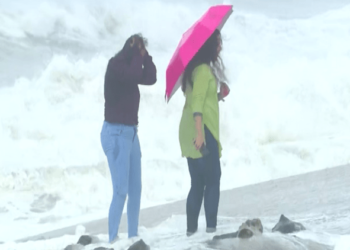 ಬಿಪರ್ಜೋಯ್ ಚಂಡಮಾರುತ ಎಫೆಕ್ಟ್ :  ಅಲೆಯ ಅಬ್ಬರಕ್ಕೆ ಯುವತಿಯರು ತಬ್ಬಿಬ್ಬು..!!!