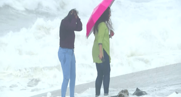 ಬಿಪರ್ಜೋಯ್ ಚಂಡಮಾರುತ ಎಫೆಕ್ಟ್ :  ಅಲೆಯ ಅಬ್ಬರಕ್ಕೆ ಯುವತಿಯರು ತಬ್ಬಿಬ್ಬು..!!!