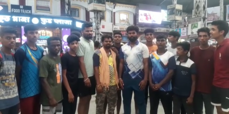 ಪ.ಬಂ. ಹೌರ ನಗರದ ರೈಲ್ವೇ ನಿಲ್ದಾಣದಲ್ಲಿ ಸಿಲುಕಿದ ಕ್ರೀಡಾಪಟುಗಳನ್ನು ದೂರವಾಣಿ ಮೂಲಕ ಸಂಪರ್ಕಿಸಿದ    ಮುಖ್ಯಮಂತ್ರಿ ಸಿದ್ದರಾಮಯ್ಯ