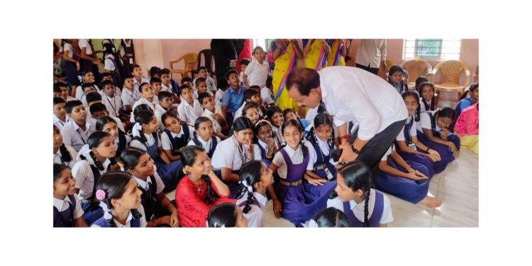 ಹಾರಾಡಿ ಶಾಲೆಯಲ್ಲಿ ವಿದ್ಯಾರ್ಥಿಗಳೊಂದಿಗೆ ಸ್ವಲ್ಪಹೊತ್ತು ಕಾಲ ಕಳೆದ ಶಾಸಕ ‘ಅಶೋಕ್ ರೈ’