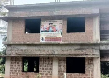 ತೆಕ್ಕಾರು : ಗ್ರಾ.ಪಂ. ವಿವಾದಿತ ಕಟ್ಟಡದಲ್ಲಿ ಬ್ಯಾನರ್ ಅಳವಡಿಕೆ : ತೆರವಿಗೆ ನೋಟೀಸ್ ಜಾರಿ ಮಾಡಿದ ಪಿಡಿಓ, ಸ್ವಚ್ಛತಾ ಸಿಬ್ಬಂದಿಯ ಮಾನಭಂಗಕ್ಕೆ ಯತ್ನ, ಹಲ್ಲೆ ; ಪ್ರಕರಣ ದಾಖಲು