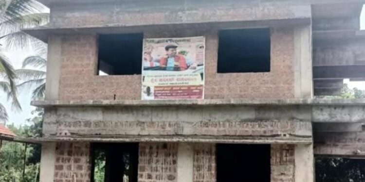 ತೆಕ್ಕಾರು : ಗ್ರಾ.ಪಂ. ವಿವಾದಿತ ಕಟ್ಟಡದಲ್ಲಿ ಬ್ಯಾನರ್ ಅಳವಡಿಕೆ : ತೆರವಿಗೆ ನೋಟೀಸ್ ಜಾರಿ ಮಾಡಿದ ಪಿಡಿಓ, ಸ್ವಚ್ಛತಾ ಸಿಬ್ಬಂದಿಯ ಮಾನಭಂಗಕ್ಕೆ ಯತ್ನ, ಹಲ್ಲೆ ; ಪ್ರಕರಣ ದಾಖಲು