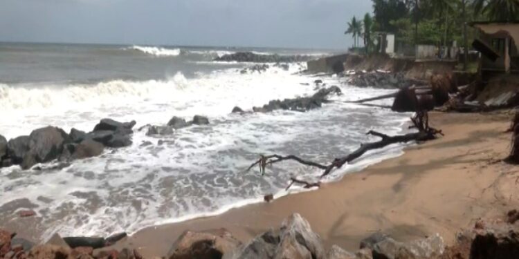 ಬಿಪರ್‌ಜಾಯ್‌ ಅಬ್ಬರ : ಕಡಲ ತೀರಕ್ಕೆ ಅಪ್ಪಳಿಸುತ್ತಿದೆ ರಕ್ಕಸ ಅಲೆಗಳು, ಆತಂಕದಲ್ಲಿ ನಿವಾಸಿಗಳು