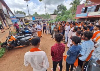 ಪುಣಚ : ಅಕ್ರಮ ಕಟ್ಟಡದಲ್ಲಿ ಗೋ ಫಾರ್ಮ್ ನಿರ್ಮಾಣಕ್ಕೆ ಯತ್ನ : ಹಿಂದೂ ಹೋರಾಟ ಸಮಿತಿಯ ನೇತೃತ್ವದಲ್ಲಿ ಪ್ರತಿಭಟನೆ