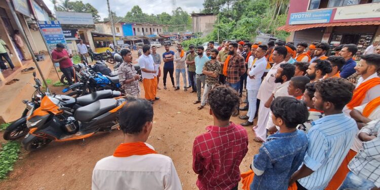 ಪುಣಚ : ಅಕ್ರಮ ಕಟ್ಟಡದಲ್ಲಿ ಗೋ ಫಾರ್ಮ್ ನಿರ್ಮಾಣಕ್ಕೆ ಯತ್ನ : ಹಿಂದೂ ಹೋರಾಟ ಸಮಿತಿಯ ನೇತೃತ್ವದಲ್ಲಿ ಪ್ರತಿಭಟನೆ