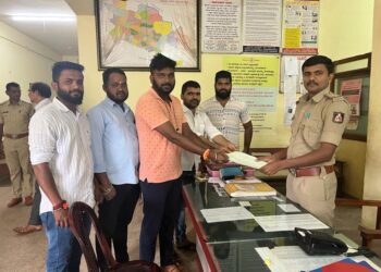 ಪುತ್ತೂರು : ಗೋ ಹತ್ಯೆ ಕಾಯ್ದೆಯನ್ನು ಕಟ್ಟು ನಿಟ್ಟಾಗಿ ಜಾರಿಗೊಳಿಸುವಂತೆ ವಿ.ಹಿಂ.ಪ ಬಜರಂಗದಳ ವತಿಯಿಂದ ಪೊಲೀಸ್ ಅಧಿಕಾರಿಗಳಿಗೆ ಮನವಿ
