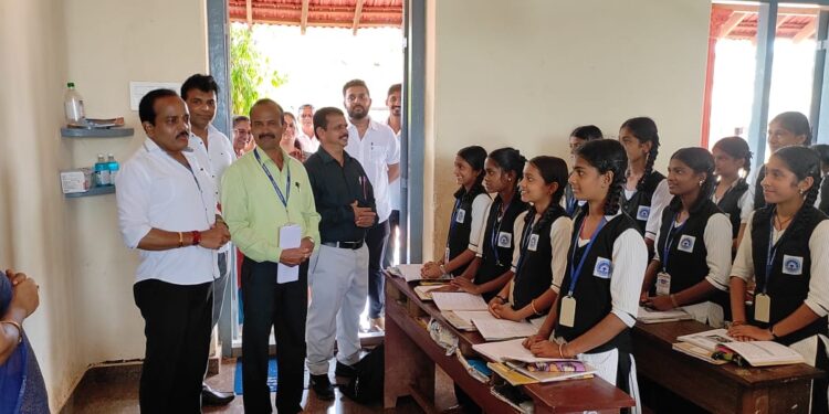 ತಾನು ಕುಳಿತ ತರಗತಿ ನೋಡಿ ಭಾವುಕರಾದ ಶಾಸಕ ಅಶೋಕ್ ರೈ