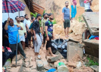 ಮನೆ ಮೇಲೆ ಗುಡ್ಡ ಕುಸಿದು ಮಹಿಳೆ ಸಾವು, ಯುವತಿಯ ರಕ್ಷಣೆ