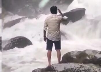 ಜಲಪಾತ ವೀಕ್ಷಿಸುತ್ತಿದ್ದ ಯುವಕ ಕಾಲು ಜಾರಿ ನೀರಿಗೆ : ಮೊಬೈಲ್​ನಲ್ಲಿ ಸೆರೆಯಾಯ್ತು ದೃಶ್ಯ..!!!
