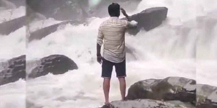 ಜಲಪಾತ ವೀಕ್ಷಿಸುತ್ತಿದ್ದ ಯುವಕ ಕಾಲು ಜಾರಿ ನೀರಿಗೆ : ಮೊಬೈಲ್​ನಲ್ಲಿ ಸೆರೆಯಾಯ್ತು ದೃಶ್ಯ..!!!