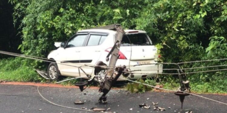 ವಿಟ್ಲ : ವಿದ್ಯುತ್ ಕಂಬಕ್ಕೆ ಡಿಕ್ಕಿ ಹೊಡೆದ ಕಾರು : ಚಾಲಕ ಪವಾಡ ಸದೃಶ ಪಾರು