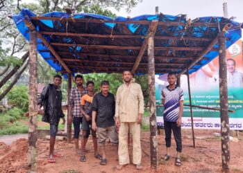 ಉಪ್ಪಿನಂಗಡಿ : ಮಳೆಯ ರಜೆಯನ್ನು ಸದುಪಯೋಗ ಪಡೆಸಿಕೊಂಡ ವಿದ್ಯಾರ್ಥಿಗಳ ತಂಡ : ತಾತ್ಕಾಲಿಕ ತಂಗುದಾಣ ನಿರ್ಮಾಣ