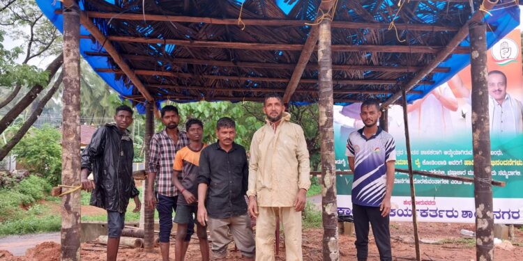 ಉಪ್ಪಿನಂಗಡಿ : ಮಳೆಯ ರಜೆಯನ್ನು ಸದುಪಯೋಗ ಪಡೆಸಿಕೊಂಡ ವಿದ್ಯಾರ್ಥಿಗಳ ತಂಡ : ತಾತ್ಕಾಲಿಕ ತಂಗುದಾಣ ನಿರ್ಮಾಣ