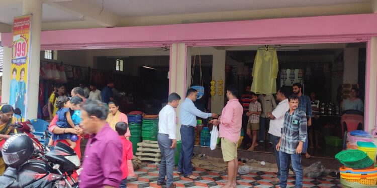 ವಿಟ್ಲ : ಬೆಳಿಗ್ಗೆ ಶುಭಾರಂಭಗೊಂಡ ಮಳಿಗೆಗೆ ಸಂಜೆ ವೇಳೆ ಬೀಗ ಜಡಿದ ಪಟ್ಟಣ ಪಂಚಾಯತ್ ಅಧಿಕಾರಿಗಳು..!!!