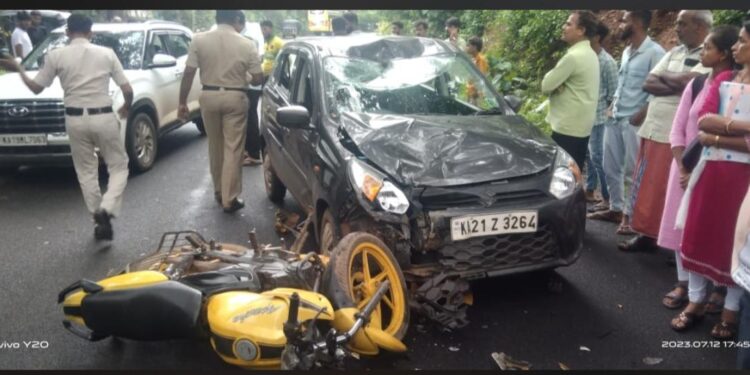 ವಿಟ್ಲ : ಕಾರು-ಬೈಕ್ ನಡುವೆ ಡಿಕ್ಕಿ : ಬೈಕ್ ಸವಾರರಿಗೆ ಗಾಯ