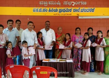 ಯಕ್ಷ ಭಾರತ ಸೇವಾ ಪ್ರತಿಷ್ಠಾನ ಚಂದಳಿಕೆಯ ಅಧ್ಯಕ್ಷರಾದ ಸಂಜೀವ ಪೂಜಾರಿ ರವರಿಂದ ಚಂದಳಿಕೆ ಹಿರಿಯ ಪ್ರಾಥಮಿಕ ಶಾಲಾ ಮಕ್ಕಳಿಗೆ ಸಮವಸ್ತ್ರ ಕೊಡುಗೆ