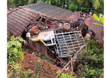 ವಿಟ್ಲ : ಮನೆ ಮೇಲೆ ಬಿದ್ದ ಪಿಕಪ್ :  ಮನೆಯೊಳಗೆ ಬಂಧಿಯಾದ ಮಹಿಳೆ ; ಕ್ರೇನ್ ಮೂಲಕ ವಾಹನ ತೆರವು