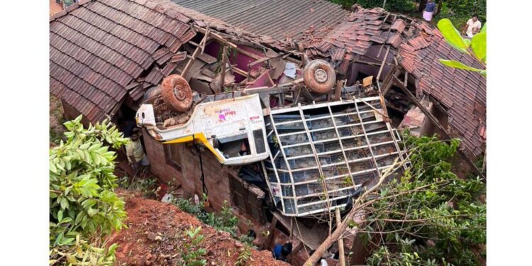 ವಿಟ್ಲ : ಮನೆ ಮೇಲೆ ಬಿದ್ದ ಪಿಕಪ್ :  ಮನೆಯೊಳಗೆ ಬಂಧಿಯಾದ ಮಹಿಳೆ ; ಕ್ರೇನ್ ಮೂಲಕ ವಾಹನ ತೆರವು