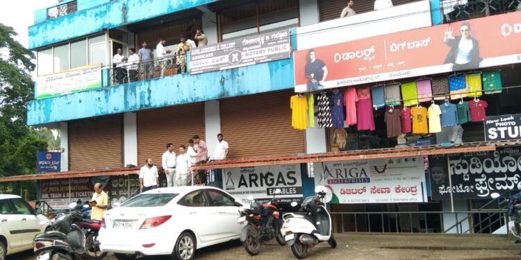 ಬೆಳ್ತಂಗಡಿ : ಕಾಂಗ್ರೆಸ್ ಪಾಳಯದಲ್ಲಿ ಮತ್ತೆ ಭುಗಿಲೆದ್ದ ಭಿನ್ನಮತ :  ಕಚೇರಿಯಲ್ಲಿ ಕಾರ್ಯಕರ್ತರ ನಡುವೆ ಜಟಾಪಟಿ..!!??